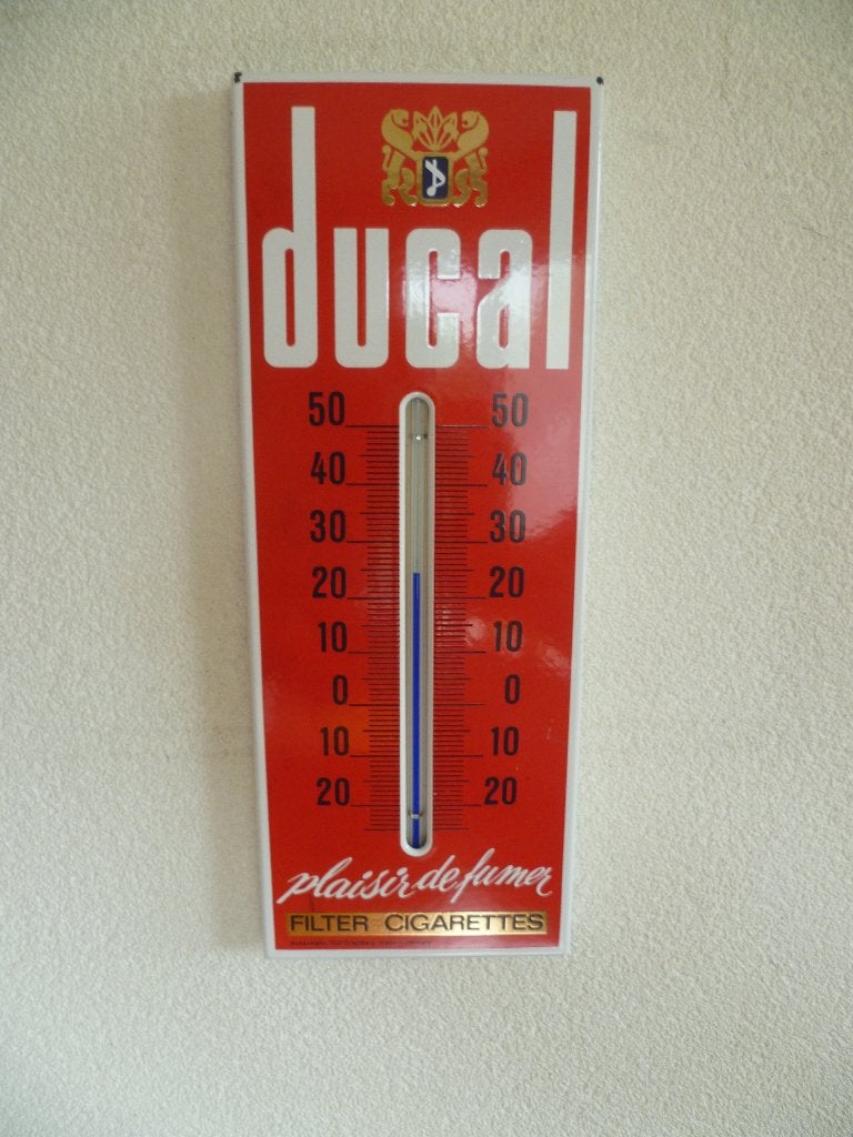 PLAQUE  ÉMAILLE  « CIGARETTES À FILTRE DUCAL », ANNÉES 1960, Collections, Enlèvement ou Envoi, Utilisé, Panneau publicitaire