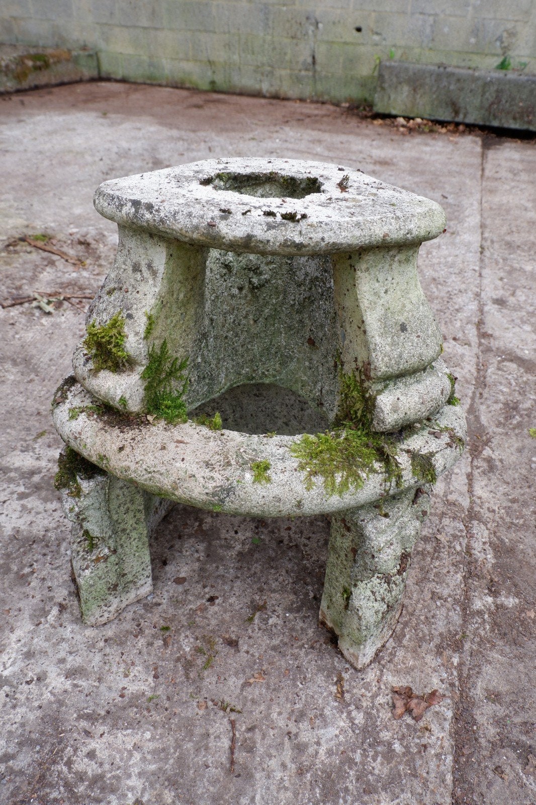 Socle  en béton, Ophalen