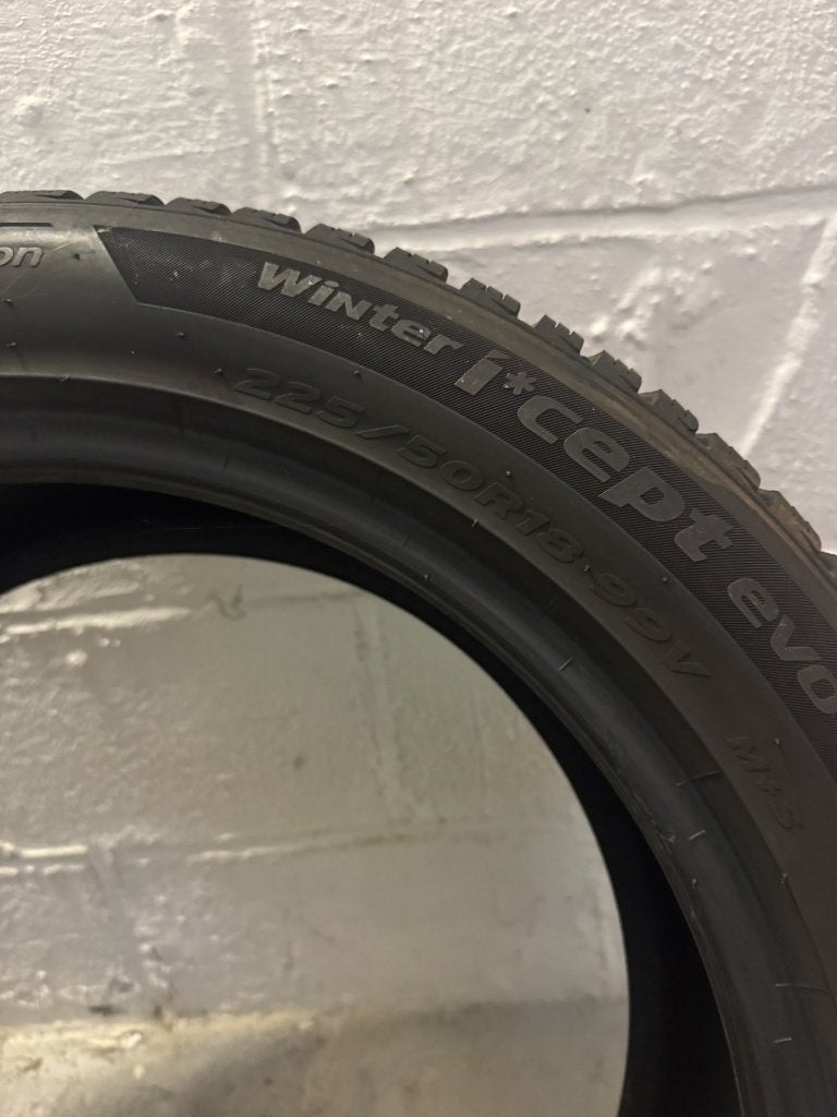 4 PNEUS HIVER HANKOOK A VENDRE, Auto-onderdelen, Banden en Velgen, Ophalen, 18 inch, Gebruikt, Winterbanden