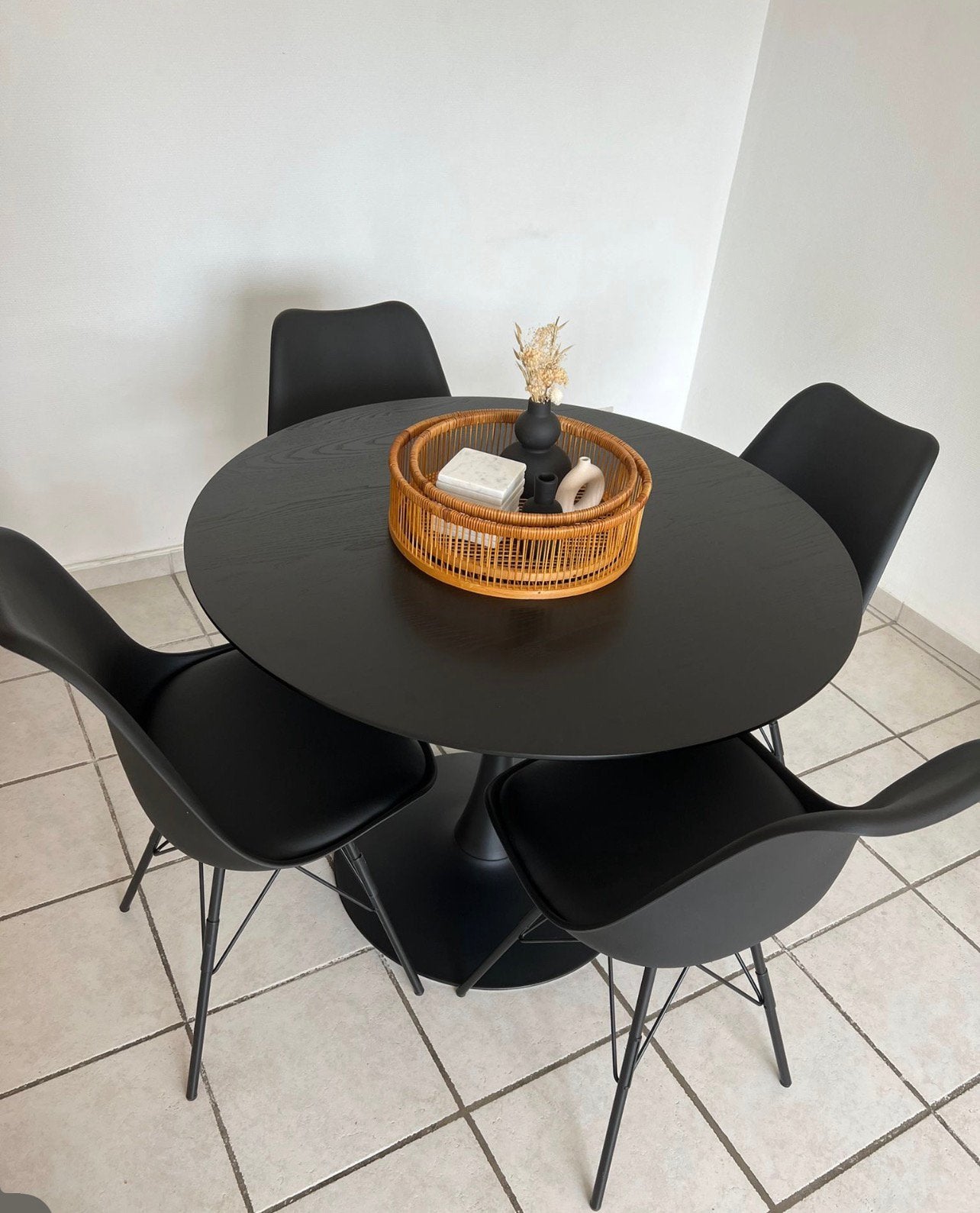 Table de SAM avec 4 chaises en PU noir, Maison & Meubles, Tables | Tables à manger, Enlèvement, Comme neuf