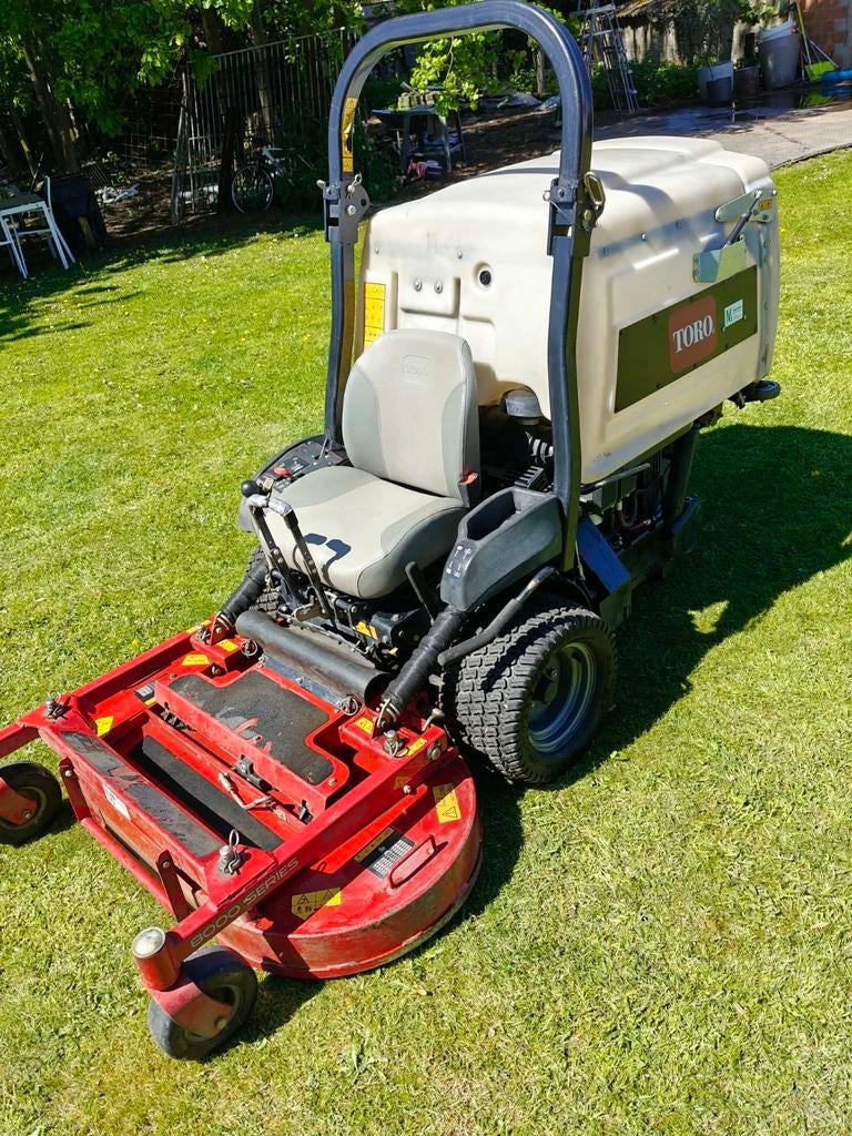 Toro z8000, Articles professionnels, Machines & Construction | Jardin, Parc & Sylviculture, Enlèvement, Faucheuse