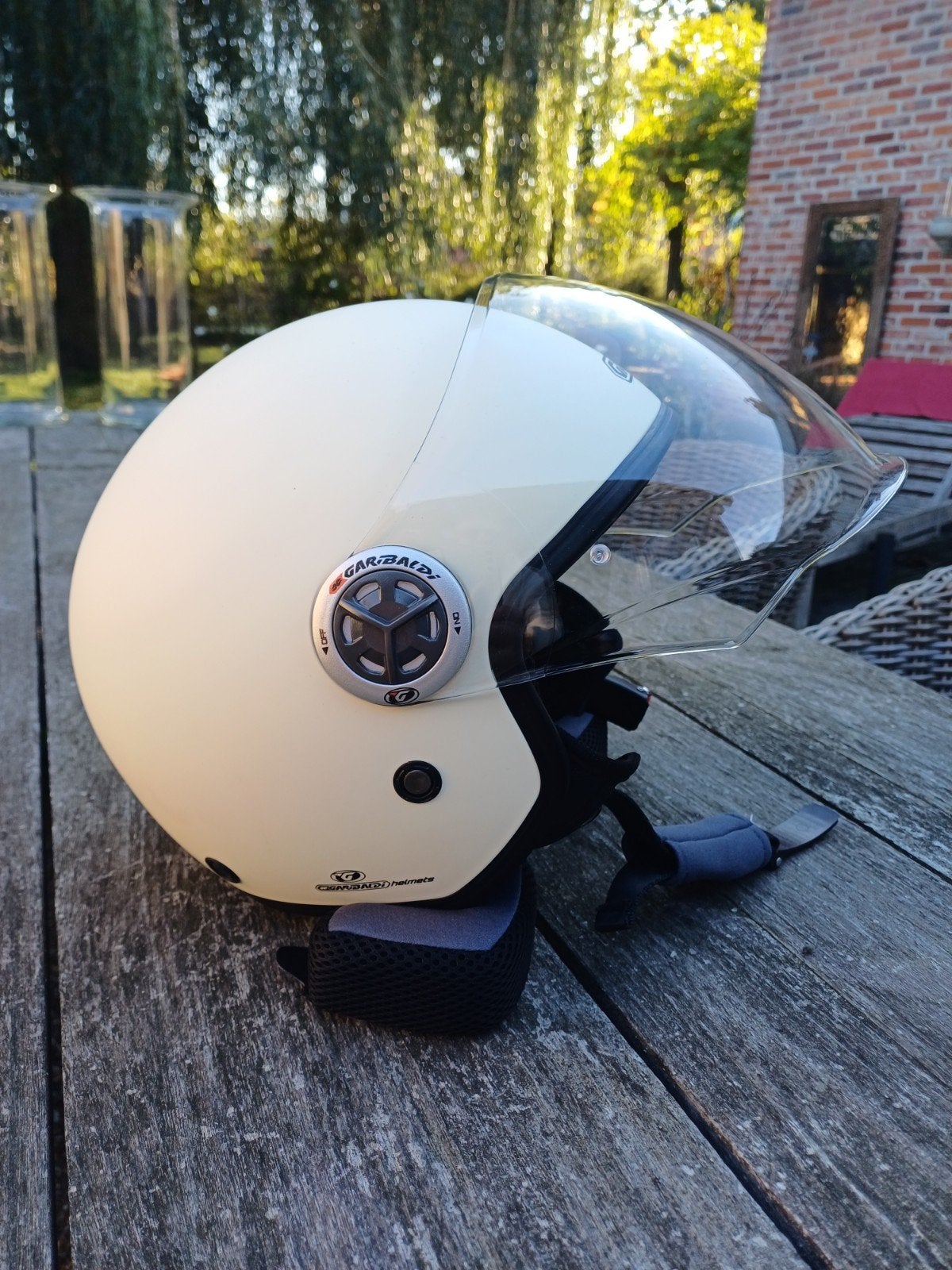 splinternieuwe helm Gari, Ophalen