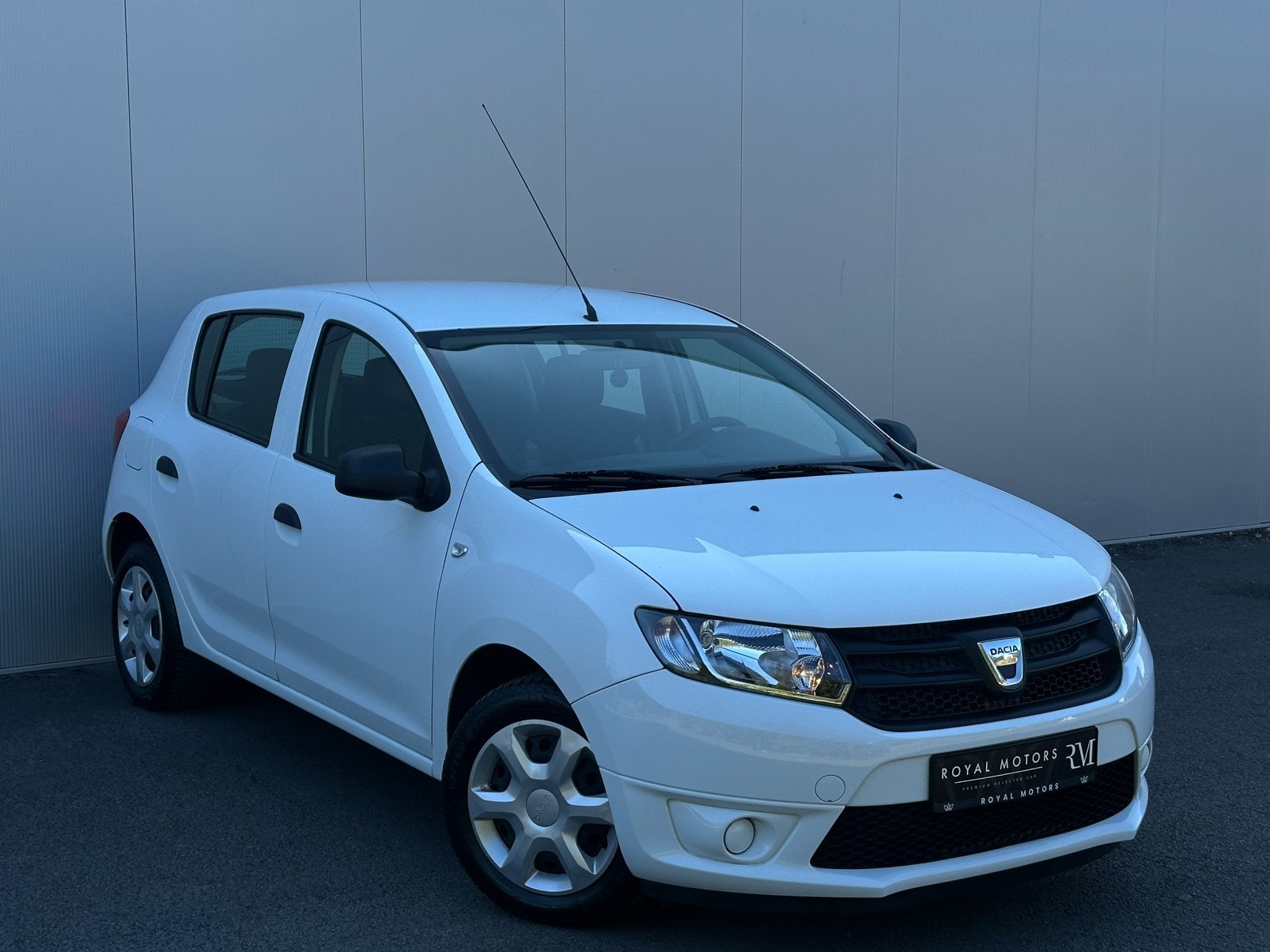Dacia Sandero 1.2i Ambiance • 107.000 km • GAR.1AN, Auto's, Voorwielaandrijving, Euro 5, Stof, Zwart