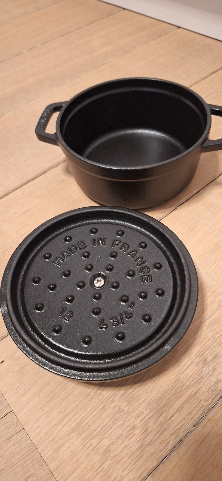 Staub cocotte 12cm nieuw en ongebruikt, Huis en Inrichting, Keuken | Potten en Pannen, Gietijzer, Nieuw, Ophalen of Verzenden