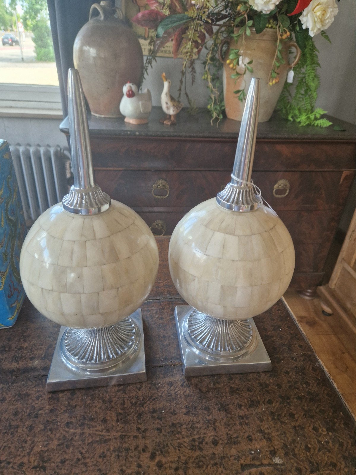 2 st bollen kunstof+pieken 40cm  €45(2st), Ophalen