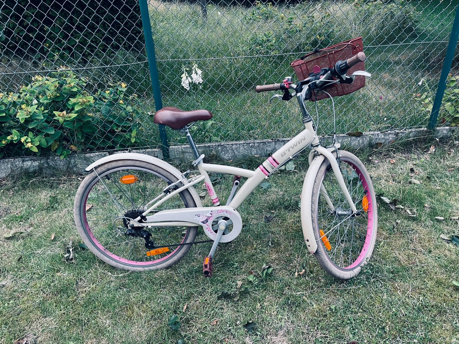B'TWIN Poply Meisjesfiets 24 inch met mandje – Topconditie!, Fietsen en Brommers, Ophalen, Zo goed als nieuw, 24 inch