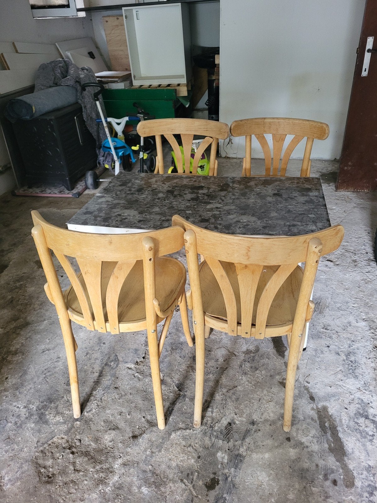 4 stoelen, Enlèvement