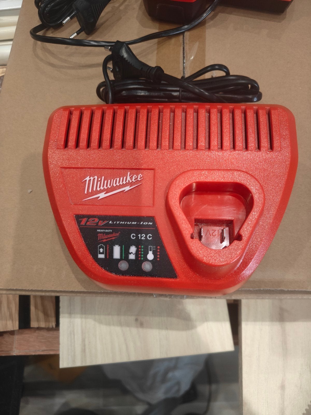 Milwaukee M12 charger, Ophalen, Nieuw