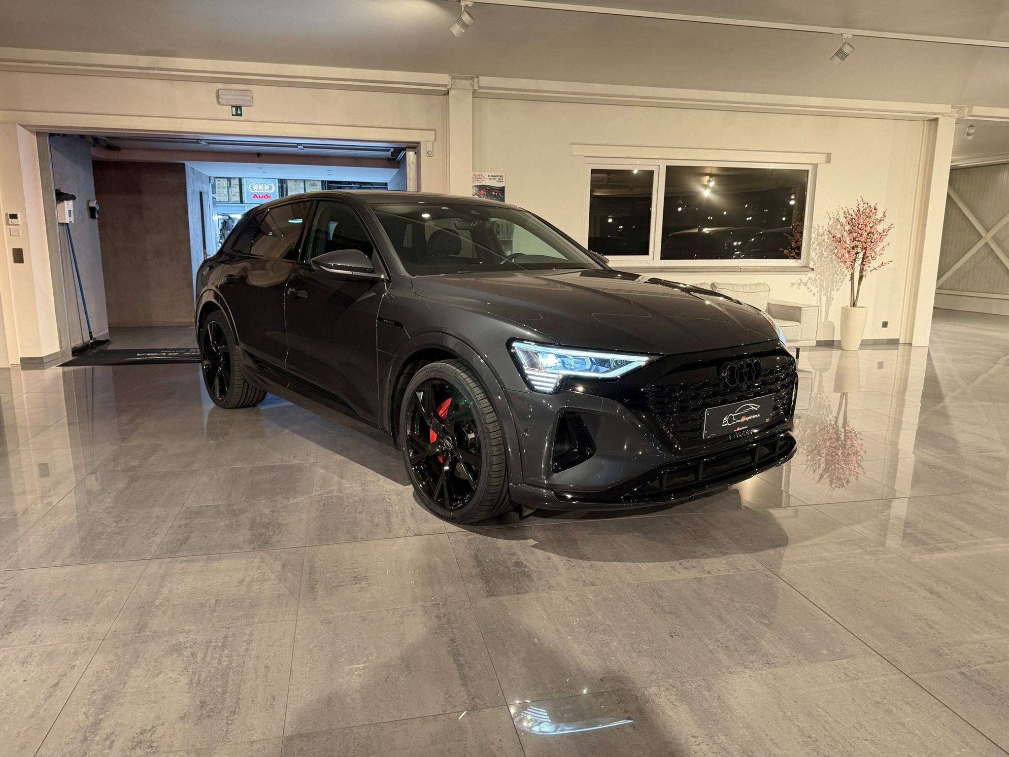 Audi Q8 e-tron SOLD BIJ GARAGE VRIENS YVES BV! (bj 2023), Auto's, Automaat, Gebruikt, Zwart, 340 pk