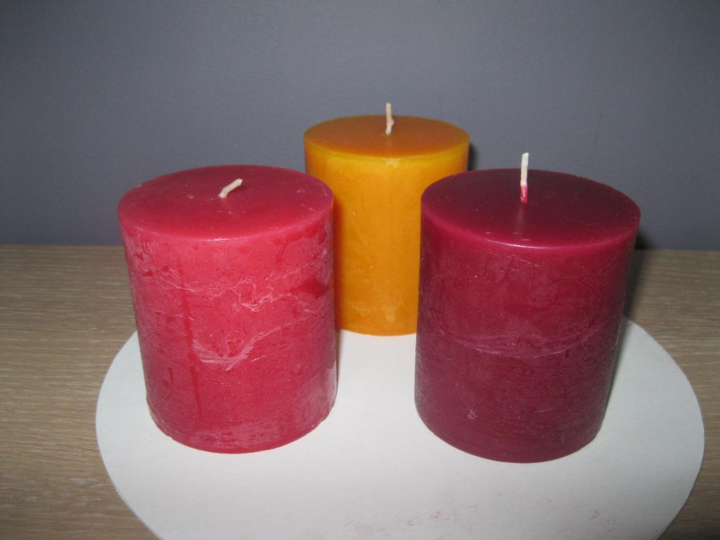 Rustieke geurkaarsen 8cm hoog nieuw 3 stuks, Nieuw, Ophalen of Verzenden, Kaars, Minder dan 25 cm