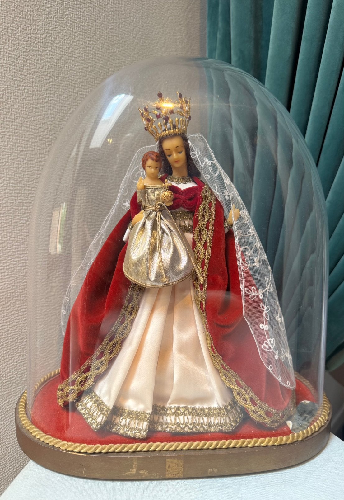 Vierge à l’Enfant sous globe d’origine, Enlèvement