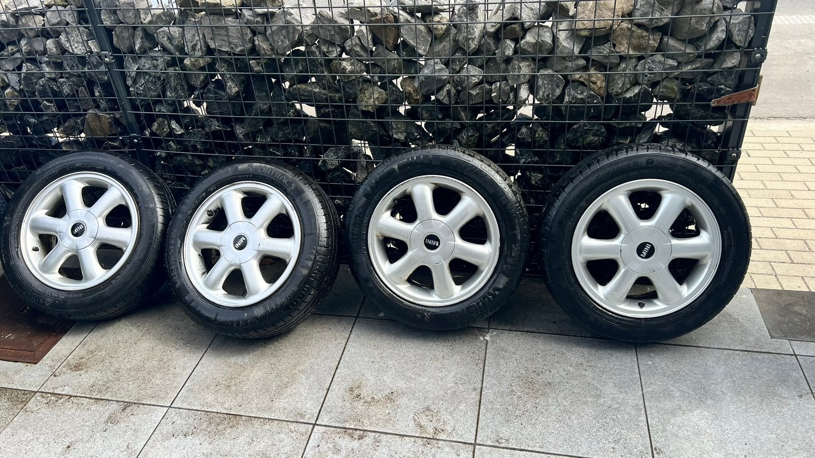 Jantes pour mini avec pneus 175/65 r15 4 trous 15 pouces, Autos : Pièces & Accessoires, Pneus & Jantes, Enlèvement, 15 pouces