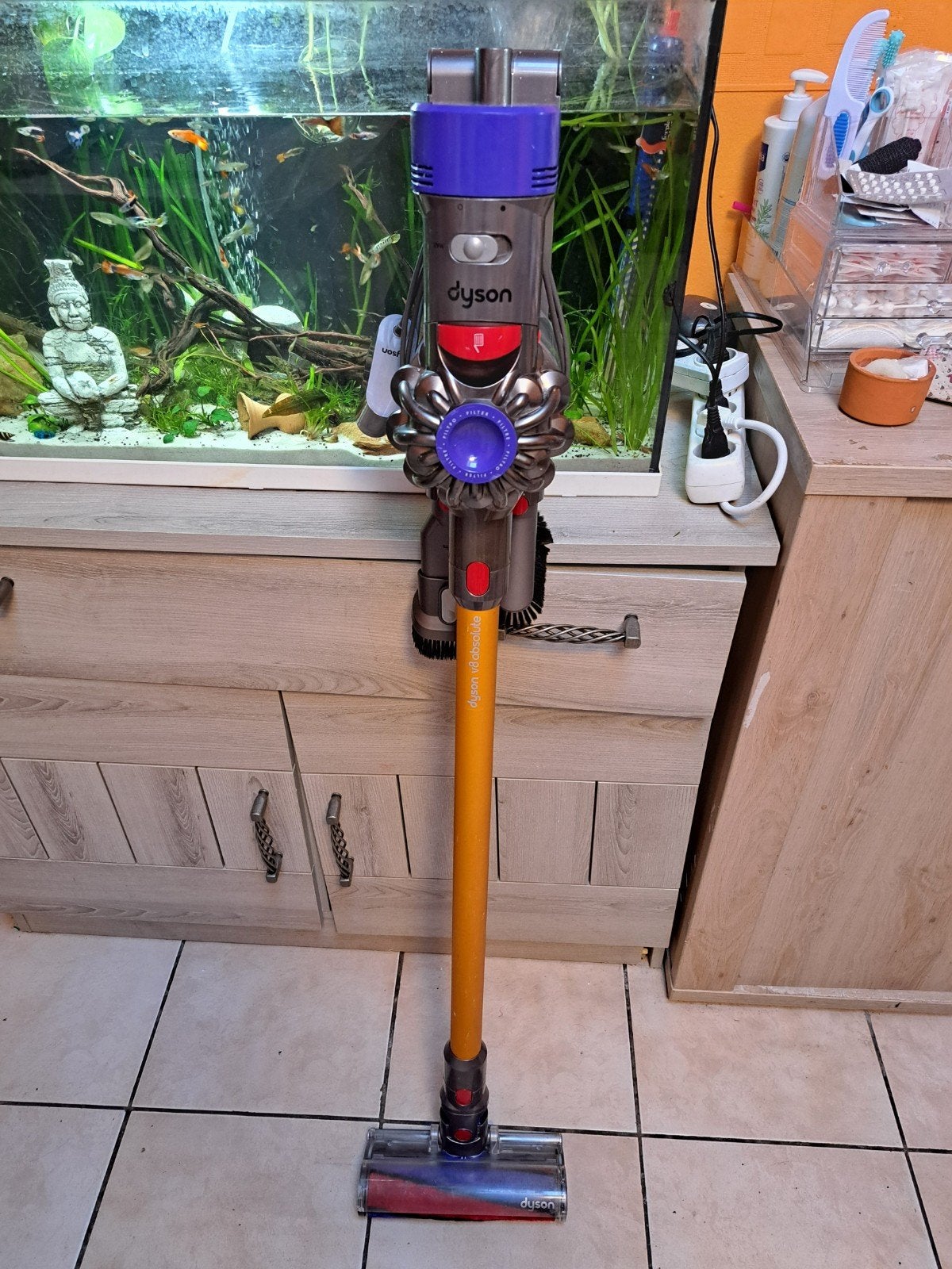 dyson v8 absolute complet, Electroménager, Enlèvement ou Envoi, Réservoir, Aspirateur balai, Comme neuf