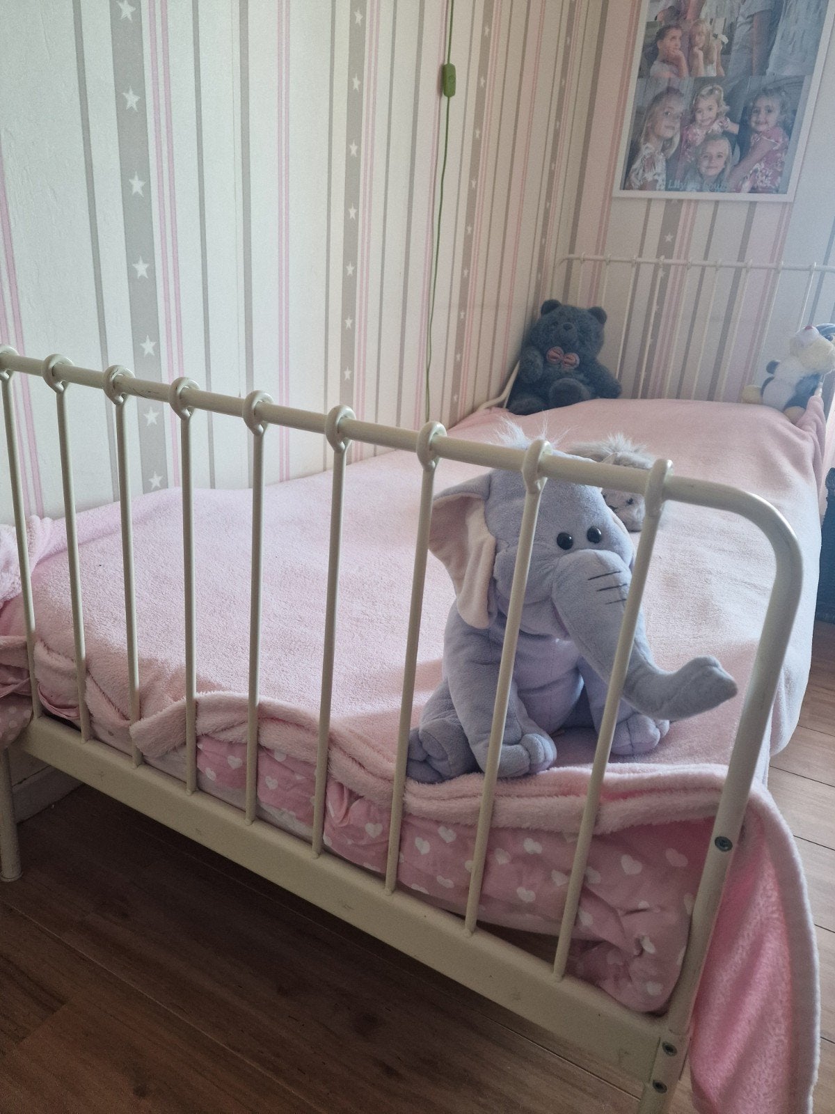 1 persoons bed met 2 dekbedovertrekken en roze bedsprei., Ophalen, Gebruikt, Lattenbodem