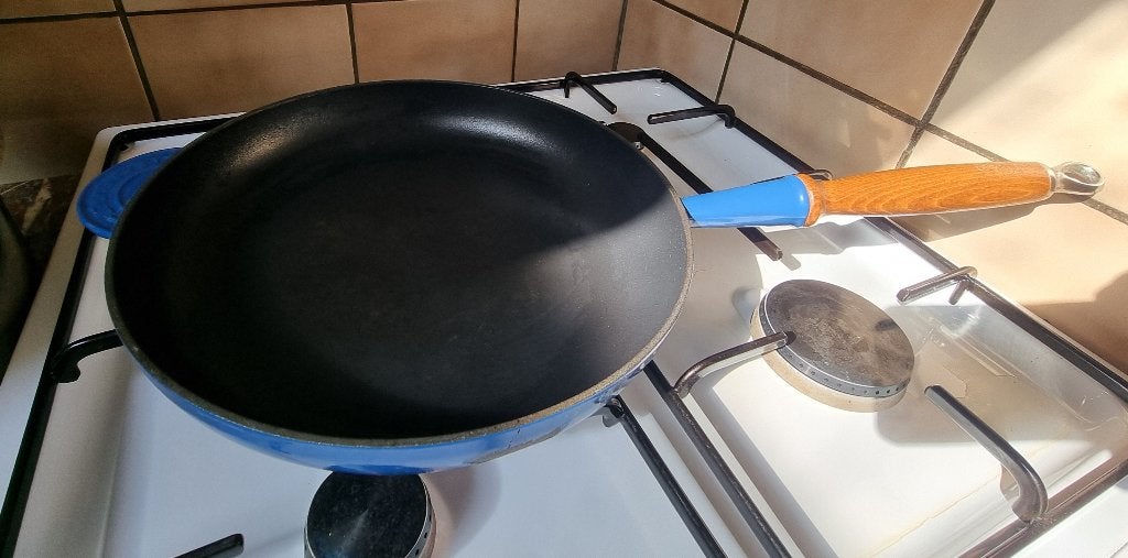 Gietijzeren pan le creuset 28 cm diameter, Ophalen, Koekenpan, Gebruikt, Antiaanbaklaag