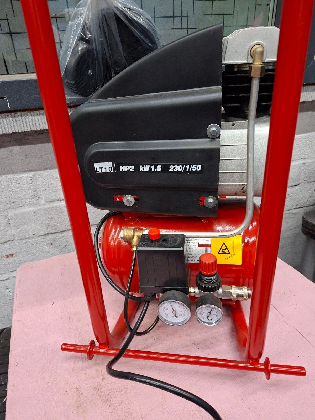 Luchtcompressor - 11 BAR - 10 L - 2 PK - onberispelijk, Doe-het-zelf en Bouw, Ophalen, 10 bar of meer, Zo goed als nieuw, Minder dan 200 liter/min