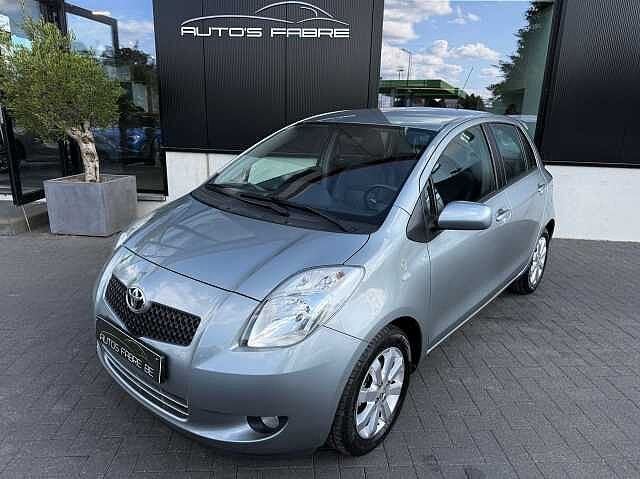 Toyota Yaris 1.3i VVT-i 16v Connected GPS 62000km 1 er prop, Autos, Toyota, Argent ou Gris, Achat, Boîte manuelle, Noir