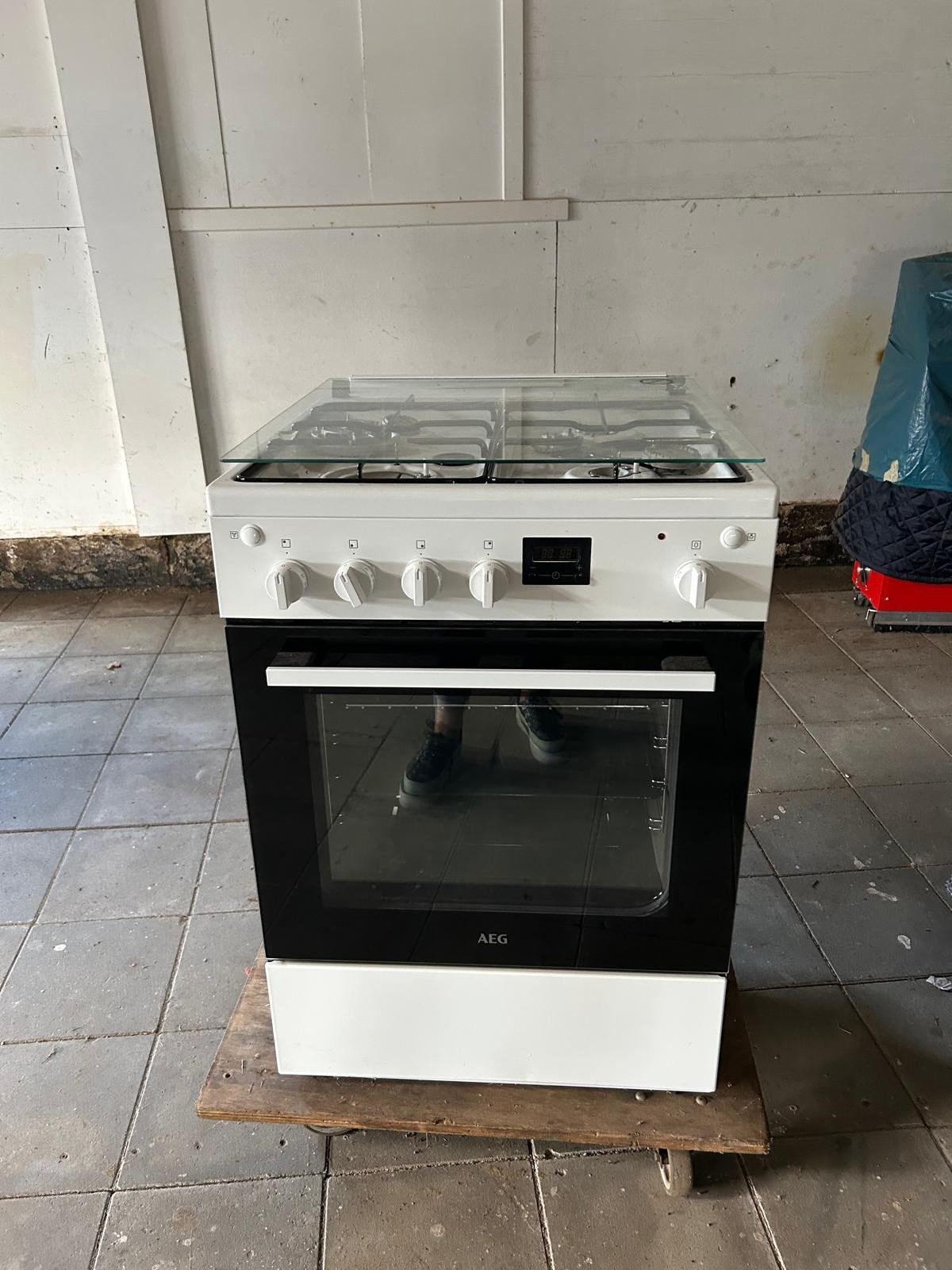 AEG gasfornuis met oven, Ophalen, Tussenbouw, 4 kookzones, Zo goed als nieuw