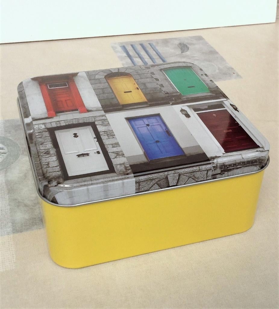 Boîte colorée carrée pour portes 15 x 15, Collections, Boîte en métal, Comme neuf, Autre, Autres marques, Enlèvement ou Envoi