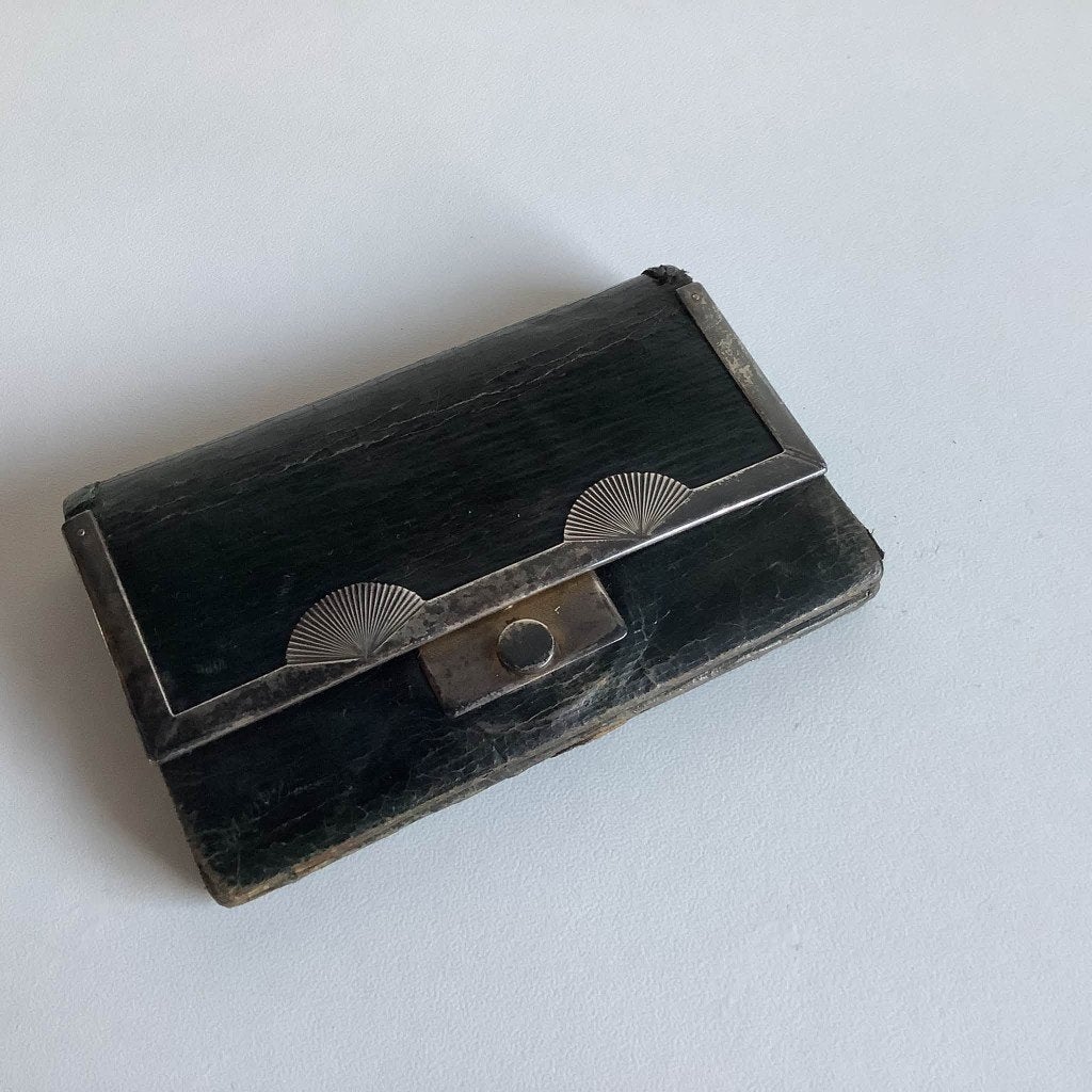 Porte-monnaie art nouveau spécial en cuir et argent, Antiquités & Art, Enlèvement ou Envoi