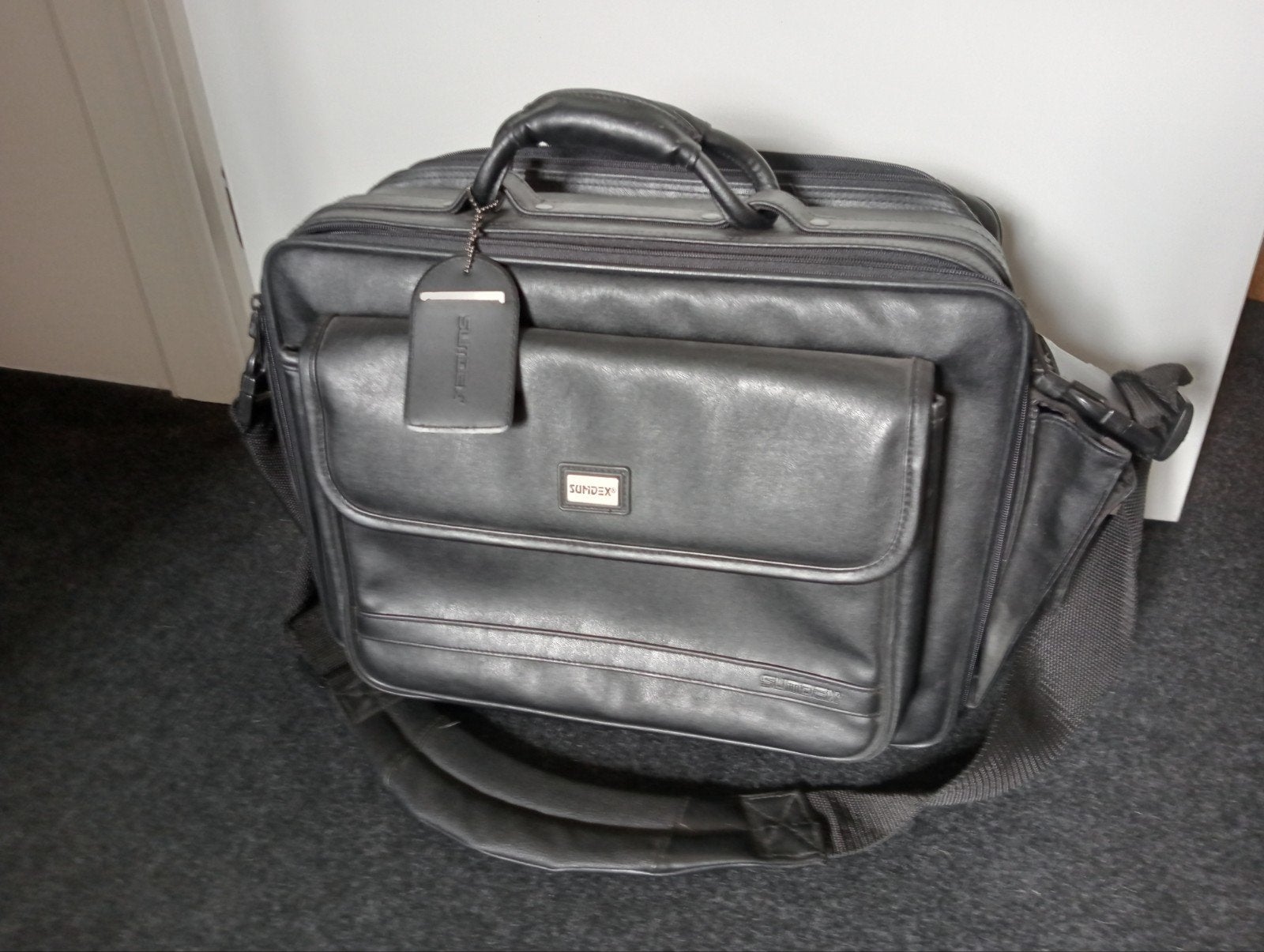 Zwart leren laptoptas merk Sumdex met heel veel opbergruimte, Computers en Software, Ophalen, Overige typen, Gevoerd laptopvak