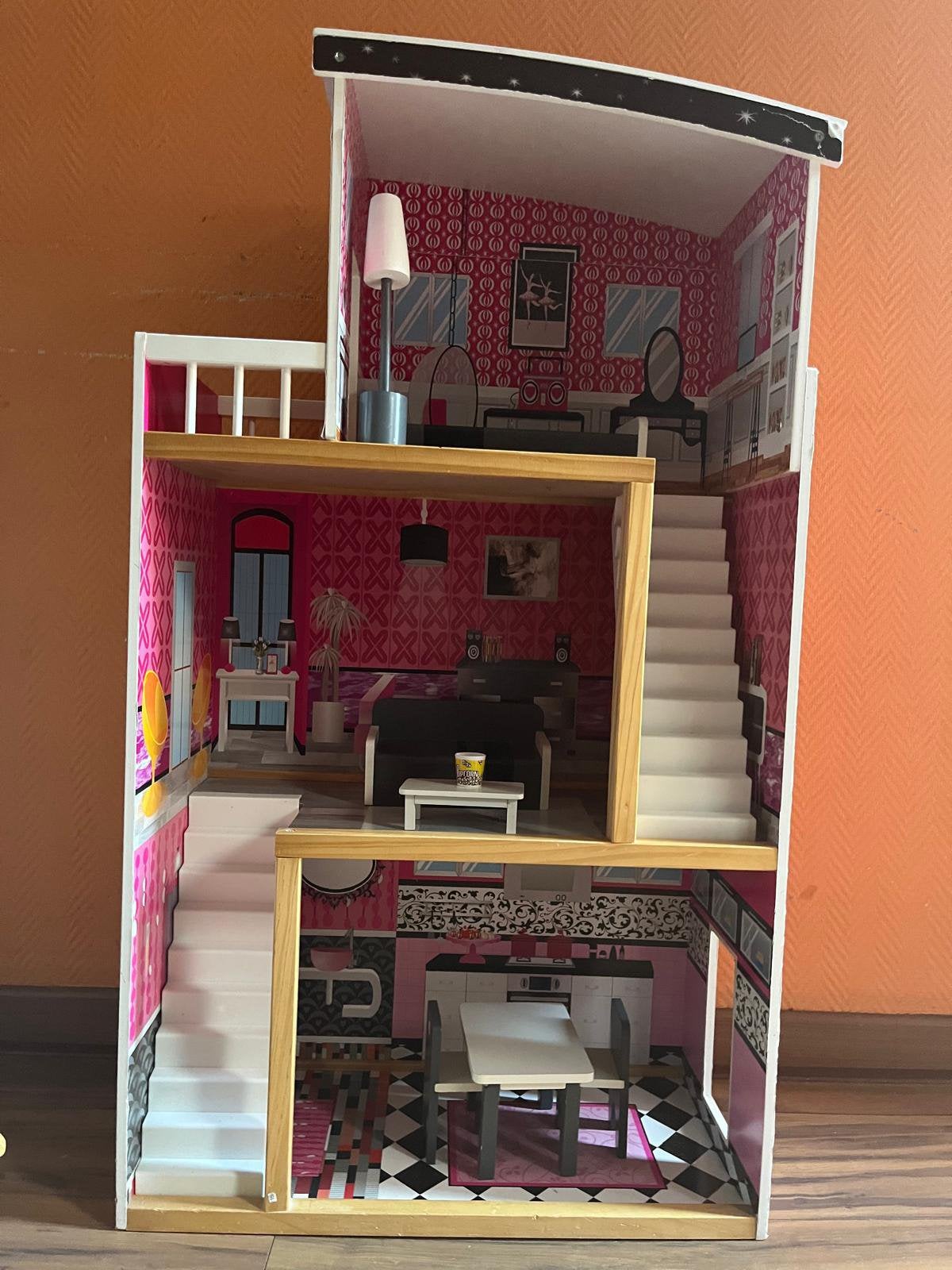Chalet ouvert avec poupées et mobile, Enlèvement, Comme neuf