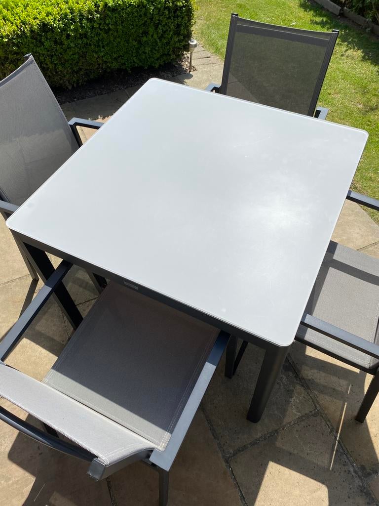 Tuintafel met glazen blad en 4 stoelen, Ophalen, Zo goed als nieuw