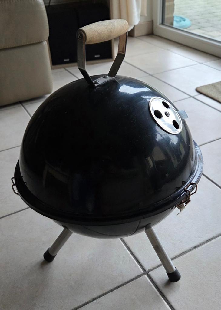 Kleine houtskool BBQ tafelmodel – compact en proper, Ophalen