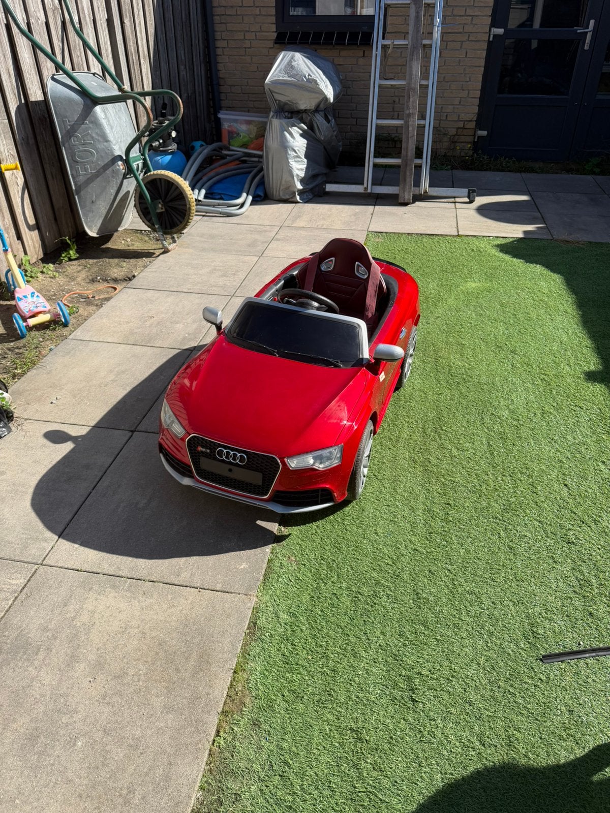Bestuurbare Audi kinderauto met nieuwe accu,verlichting,mp3, Ophalen, Zo goed als nieuw