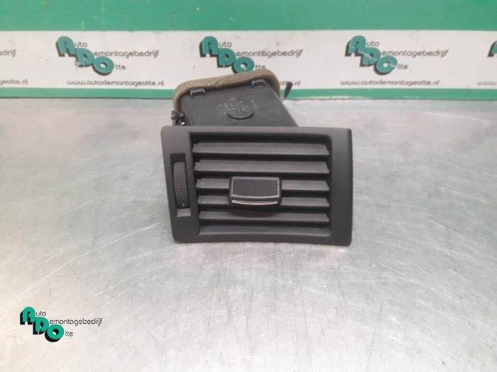 Grille aération tableau de bord d'un Audi A4 (A4 04-), -, 3 mois de garantie, Audi, Utilisé
