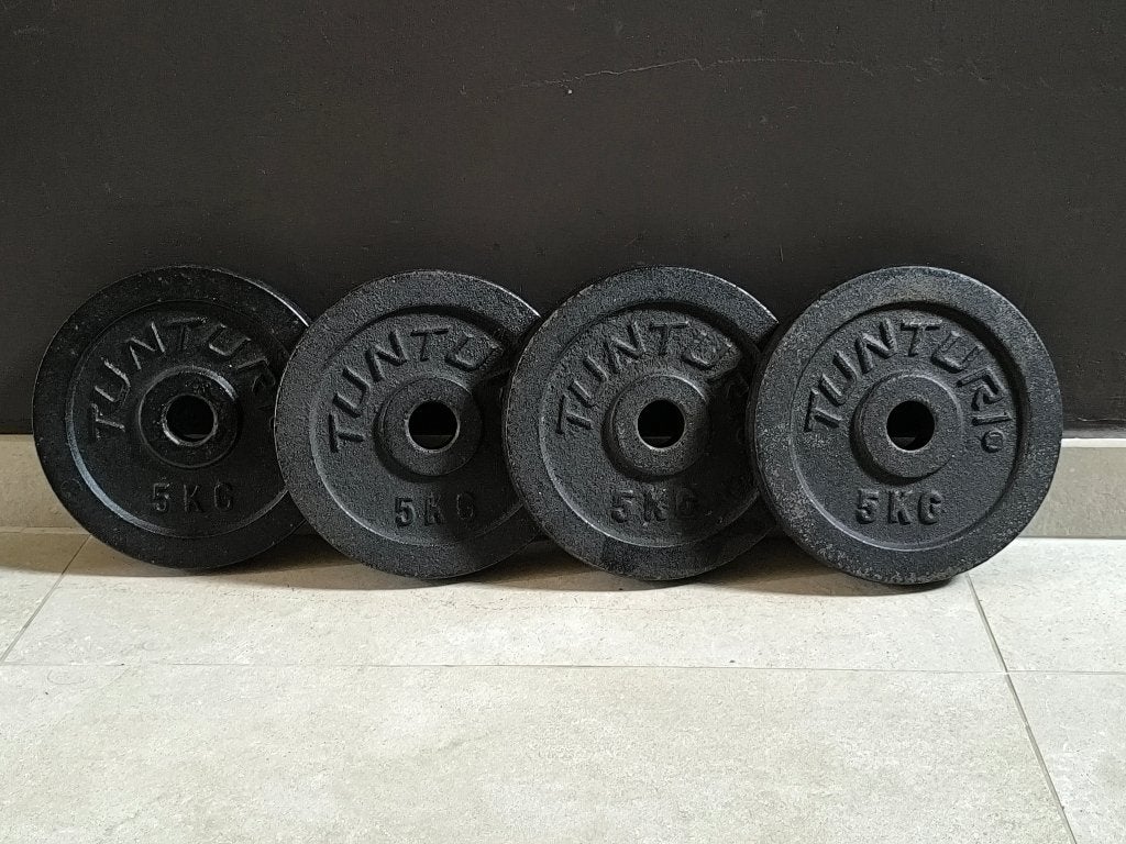 4 x 5kg plaques de musculation de TUNTURI (30mm)., Enlèvement, Utilisé, Bras, Plaques d'haltères