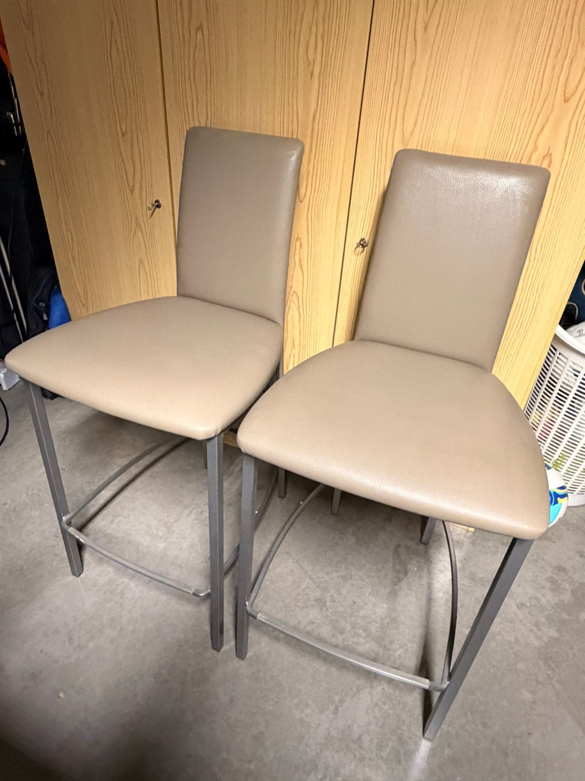 2 barkrukken taupe leder, Huis en Inrichting, Stoelen, Ophalen, Zo goed als nieuw