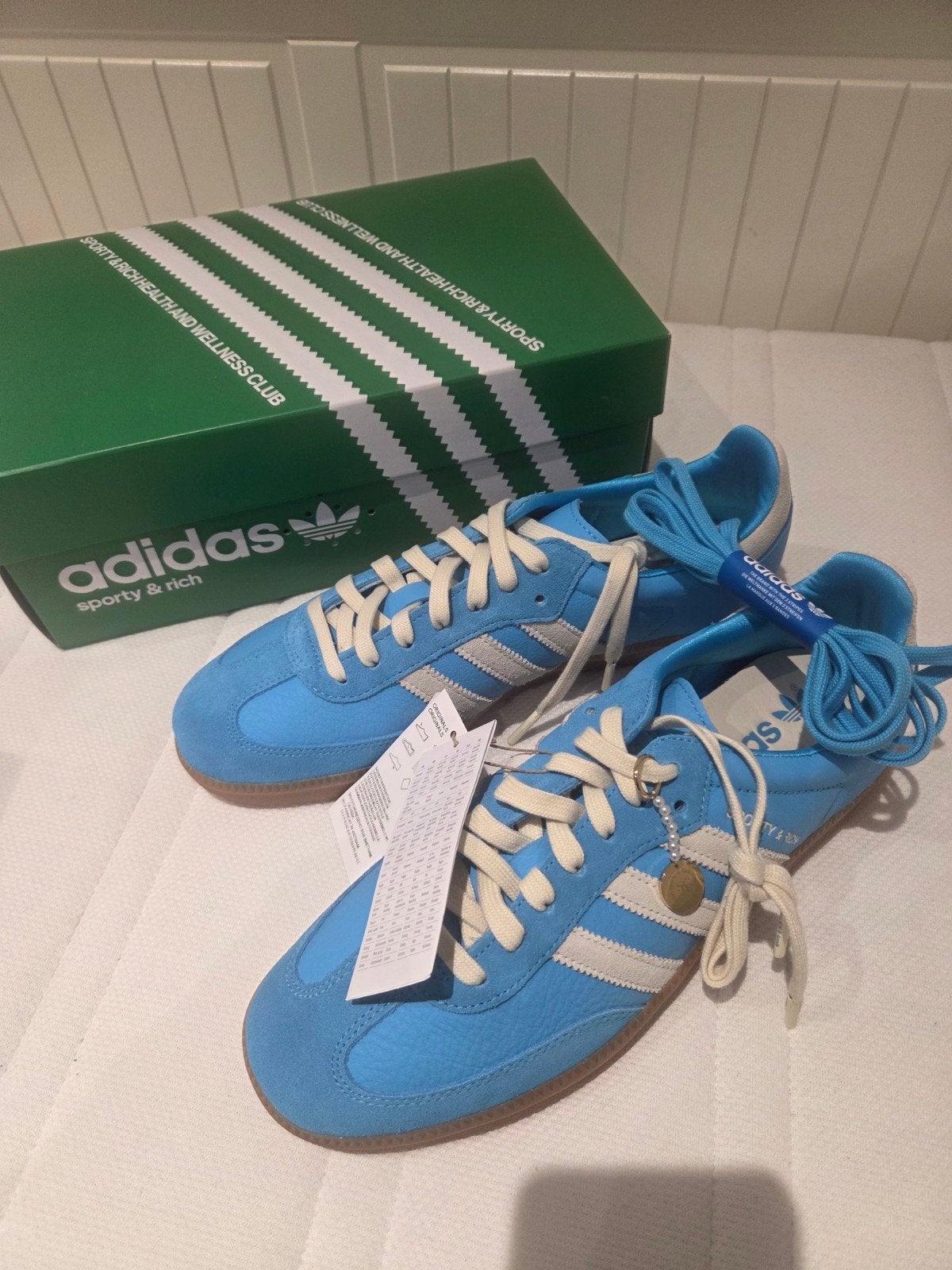 Édition limitée Adidas taille 44, Enlèvement ou Envoi, Neuf, Adidas