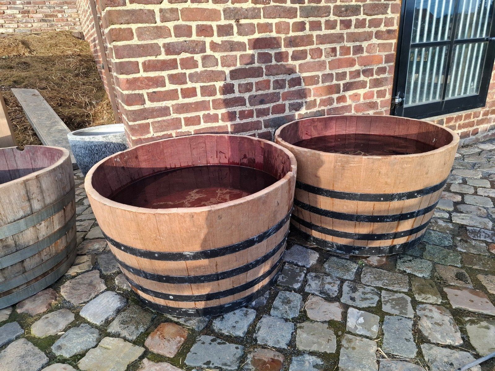 Un demi-tonneau à vin en chêne de 51 cm x 86 cm provenant de, Jardin & Terrasse, Bacs à fleurs & Jardinières, Enlèvement