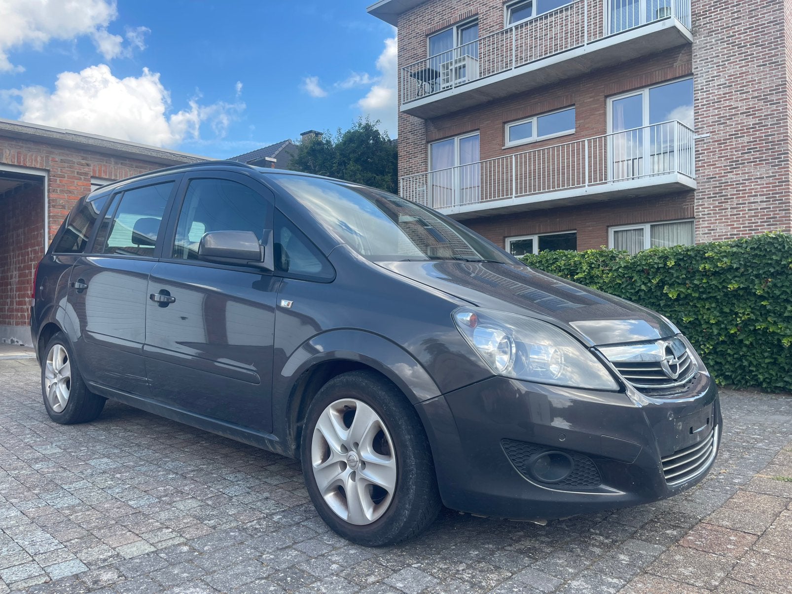 L'Opel Zafira 2013 Euro5 commence à rouler avec 7 platze, 1697 cm³, 7 places, Boîte manuelle, Noir