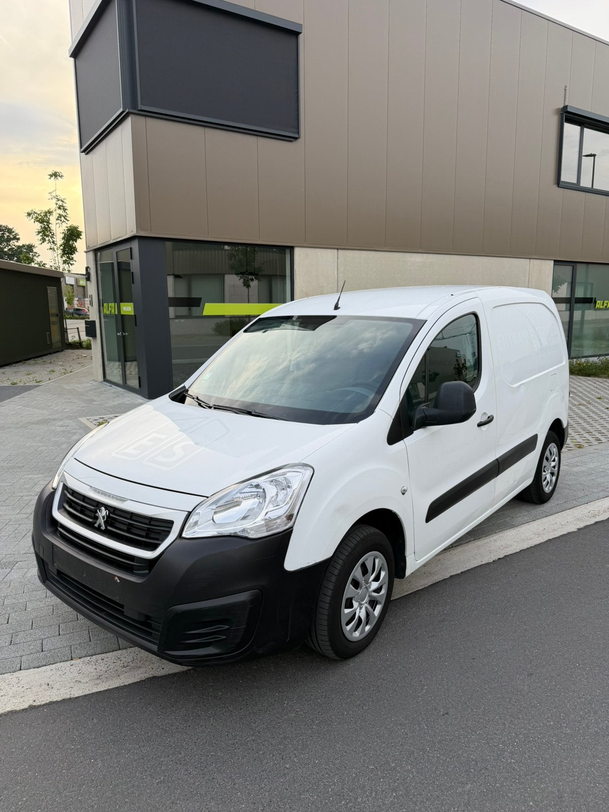 Te koop Peugeot Partener :1.6HDI:airco!!!!!!, Auto's, Bestelwagens en Lichte vracht, Bedrijf, Te koop, Peugeot