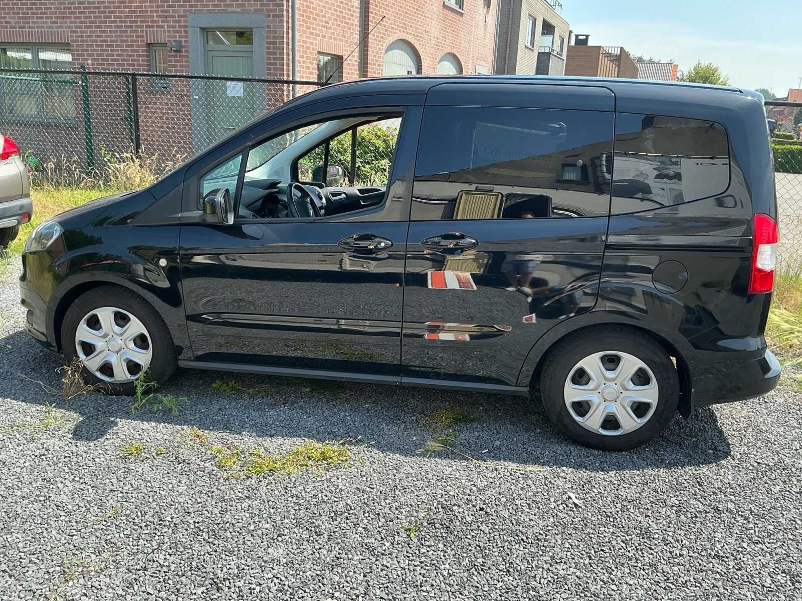 2017 Ford Tourneo courier Ju2 Personenauto, Auto's, Gebruikt, Euro 6, Bedrijf, Handgeschakeld