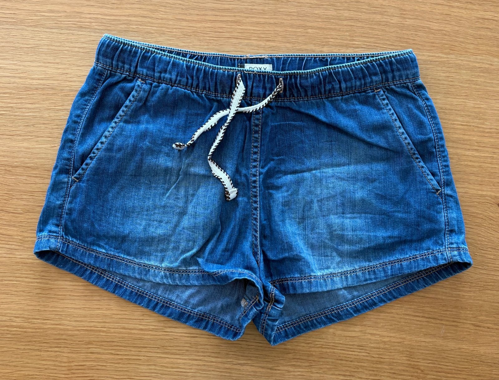 Petit short en jeans ROXY - Taille XS - 7€, Kleding | Dames, Spijkerbroeken en Jeans, Ophalen of Verzenden, Gedragen, Blauw, W28 - W29 (confectie 36)