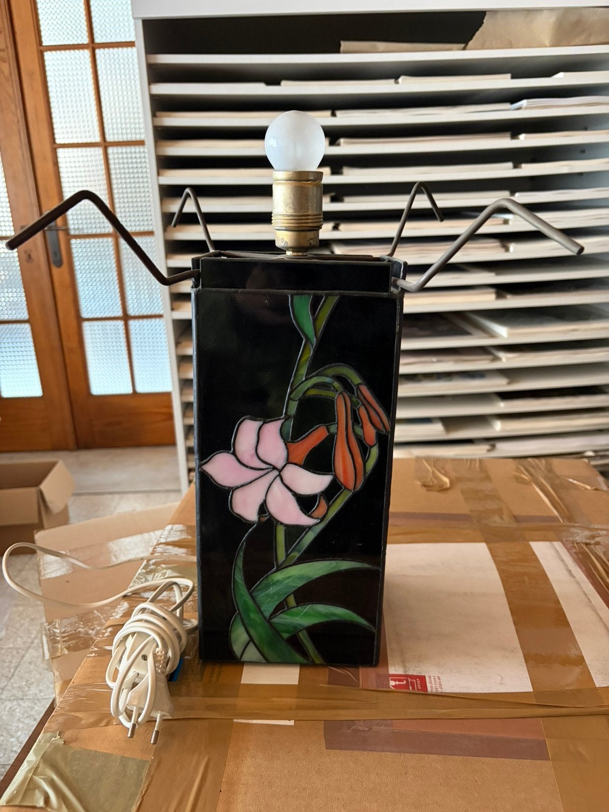 Lampe de table vintage en vitrail de style Tiffany faite, Vert, Enlèvement ou Envoi, Comme neuf, Verre