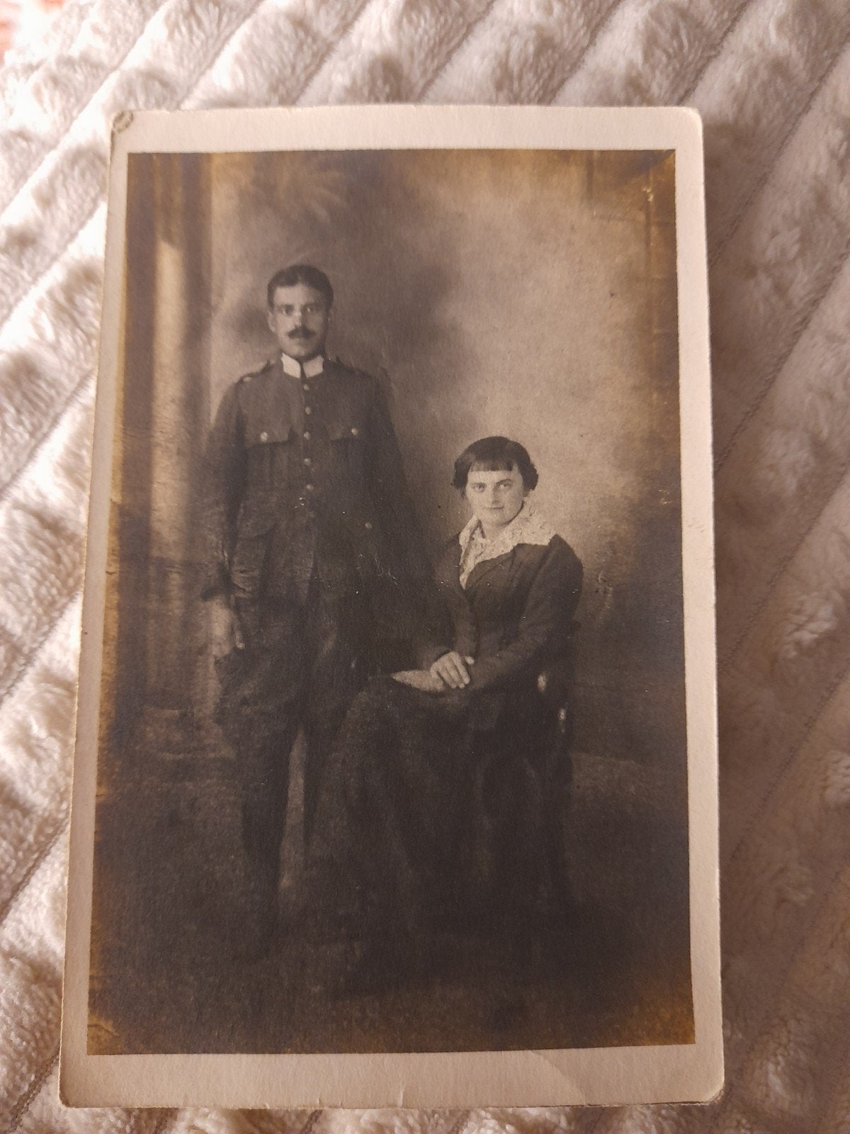 Ansichtkaart „Koppel met echtgenoot in uniform” uit 1915, Ophalen of Verzenden, Voor 1920, Ongelopen