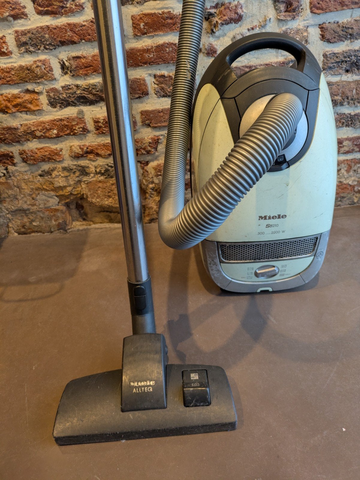 Miele S5210 stofzuiger – voor onderdelen of herstelling, Ophalen, Miele, 2000 watt of meer, Niet werkend