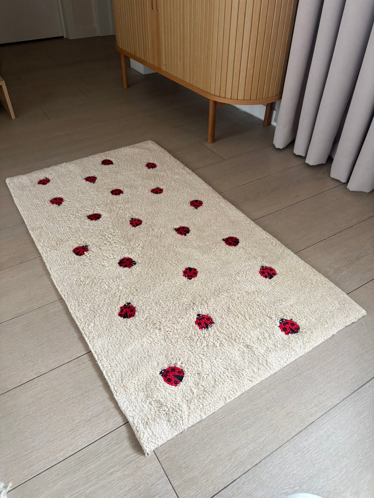 Schattig lieveheersbeestje tapijt 60x120 cm, Huis en Inrichting, Stoffering | Tapijten en Vloerkleden, Ophalen, 100 tot 150 cm