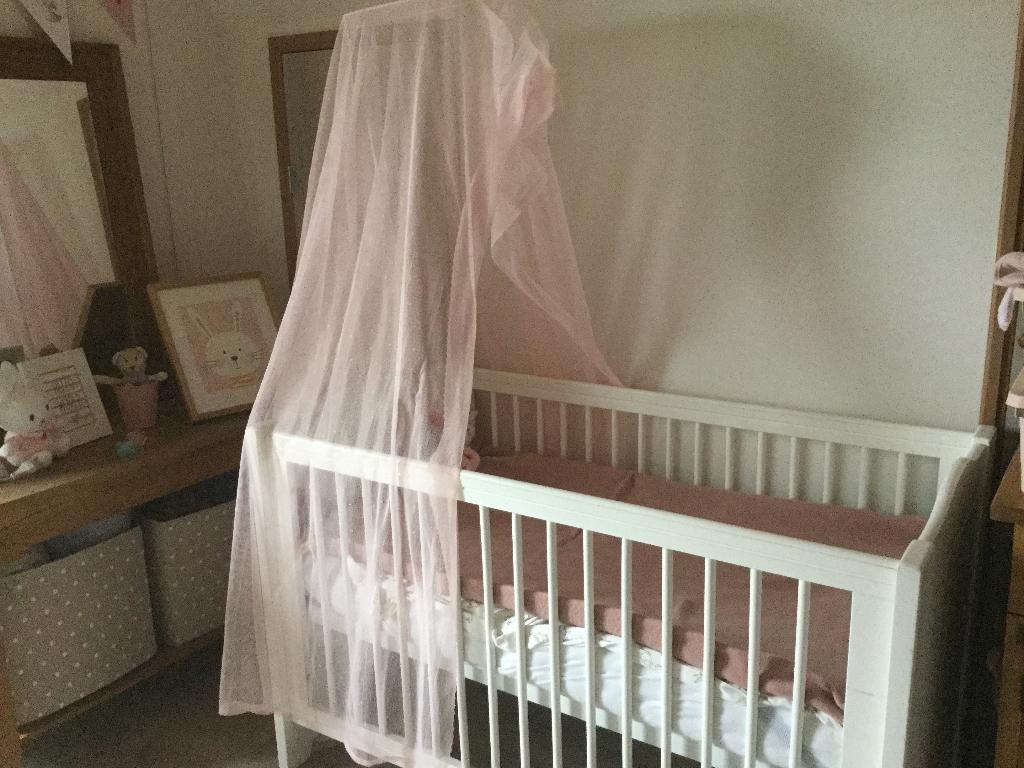 Wit houten babybed , massief hout, Kinderen en Baby's, Babywiegjes en Ledikanten, Ophalen, Zo goed als nieuw, Ledikant