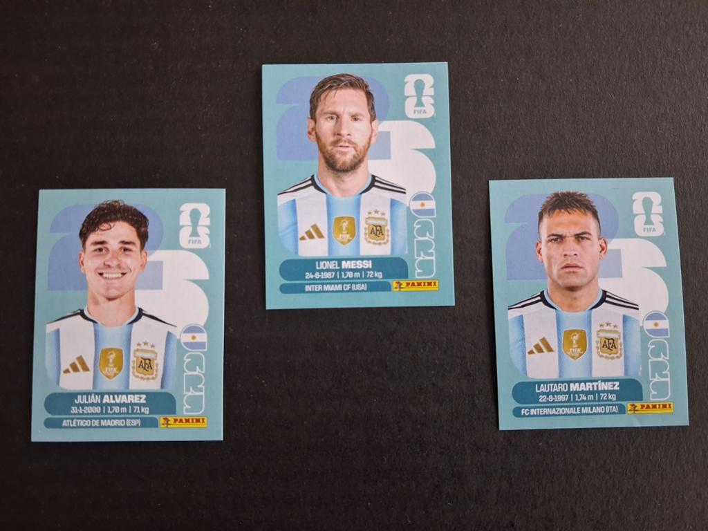 Panini FIFA World 2026 "ARG17 MESSI-18 MARTINEZ-19 ALVAREZ, Verzamelen, Verzenden, Nieuw, Sport