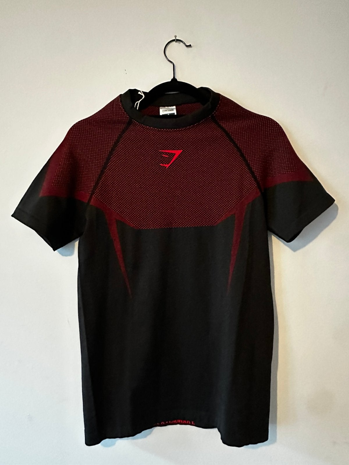 Gymshark Onyx T-Shirt Black & Red – Brand New With Tags, Ophalen of Verzenden, Nieuw, Maat 48/50 (M), Rood