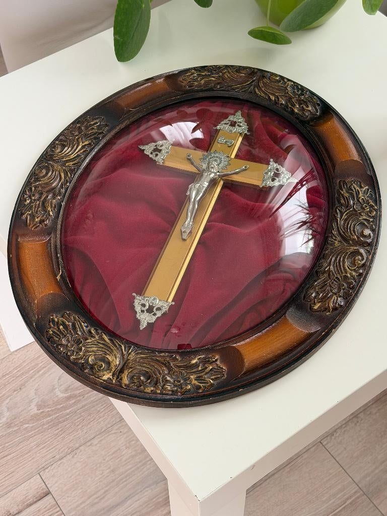 Crucifix vintage sous dôme de verre bombé, Antiquités & Art, Enlèvement