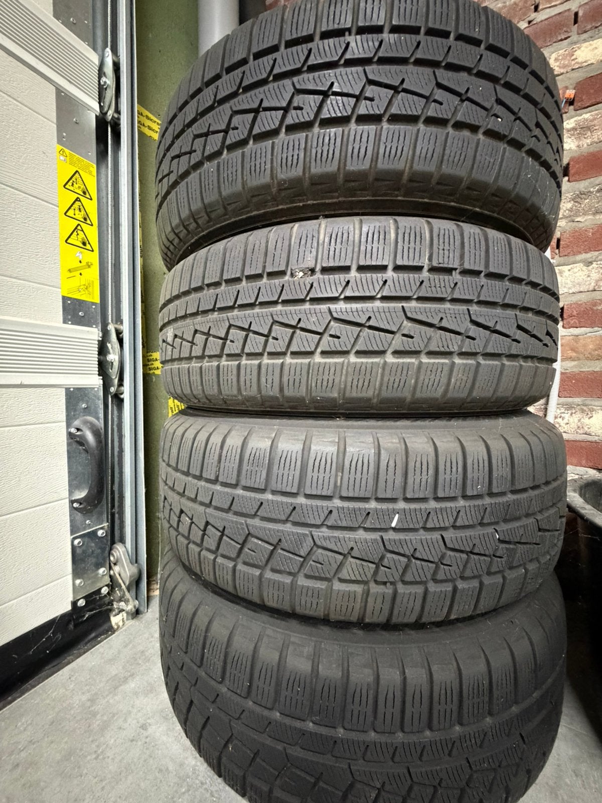 Set 4 winter banden, 225/60R17 99H Yokohama + gratis rek, Auto-onderdelen, Banden en Velgen, Ophalen, Band(en)