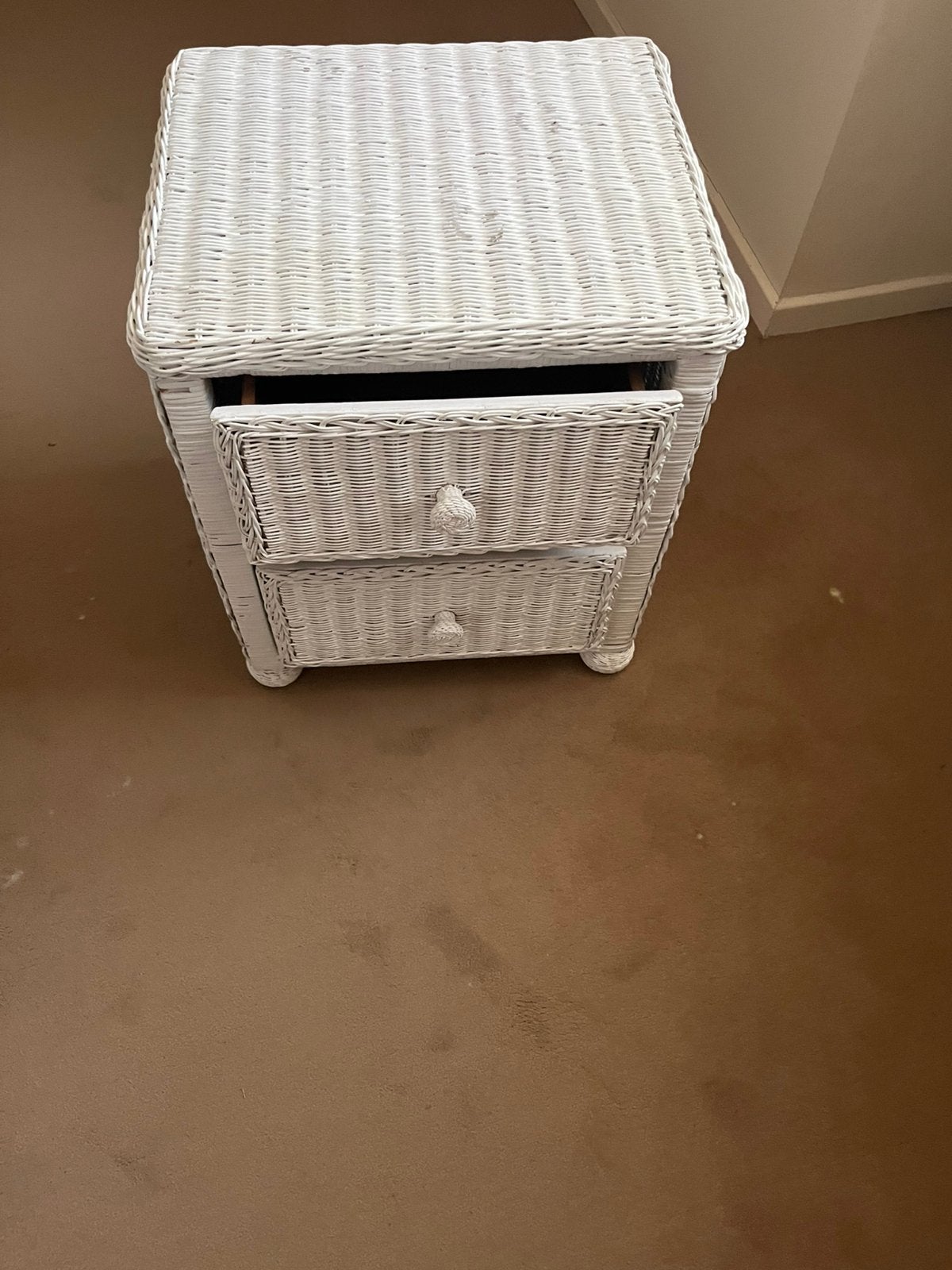 Nachtkastje rotan - witte kleur, Ophalen, Zo goed als nieuw