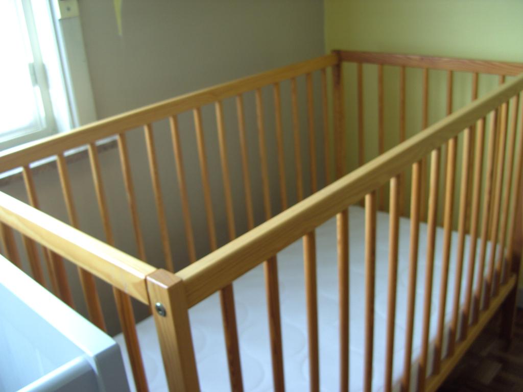 2 babybedjes, Kinderen en Baby's, Kinderkamer | Bedden, Gebruikt, Lattenbodem, Matras, Ophalen