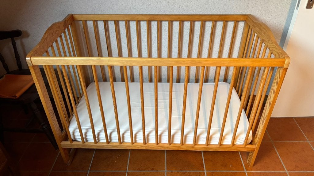 Stevig houten kinderbed / babybed met spijlen, Enlèvement, Utilisé, Lit